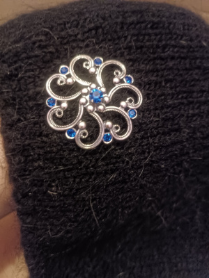 Брошь бижутерия, покрытие - серебрение с оксидированием, вставка - стекло ювелирное preciosa