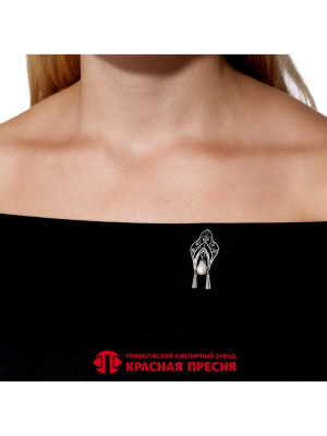 Брошь серебро 925 пробы, покрытие - оксидирование, вставка - имитация жемчуга